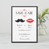 赤、黒、白のヒゲと口紅のウェディング セーブザデート (スタンド正面)