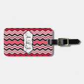 赤、黒、白の波状のラゲッジタグストライプを使用 ラゲッジタグ (正面横)