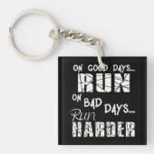 走の良い走日走 – 悪い日が硬くなる キーホルダー (正面)