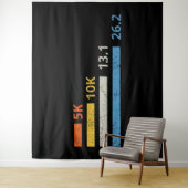 走の距離I - 5K 10K 13.1 26.2マラソン選手 タペストリー (インサイチュ)