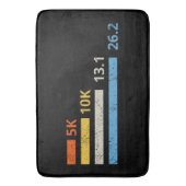 走の距離I - 5K 10K 13.1 26.2マラソン選手 バスマット (正面縦)