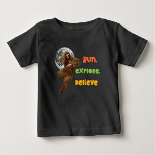 走るサスカッチ・アドベンチャー・ビリーブ デザイン ベビーTシャツ