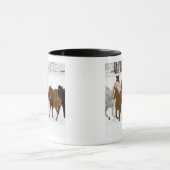 走る馬の冬の風景 マグカップ (中央)