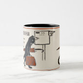 走行の黒猫のヴィンテージの郵便はがきのコーヒー・マグ ツートーンマグカップ (中央)