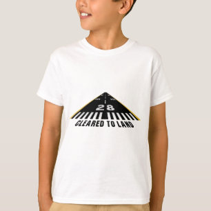 走路を上陸させるために取り除かれる Tシャツ