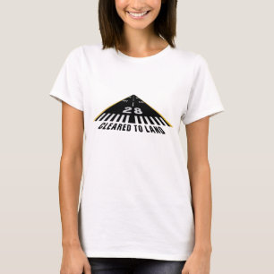 走路を上陸させるために取り除かれる Tシャツ