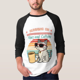 走Vibes & Caffeine - Catクールレトロ Tシャツ