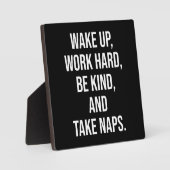 起きて、仕事の懸命、親切にして、昼寝を取る – おもしろい フォトプラーク (正面)