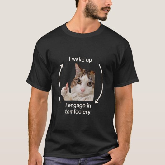 起きると馬鹿騒ぎをする 猫の面白画像 Tシャツ (正面)