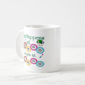 起こる何がビンゴで コーヒーマグカップ (正面左)