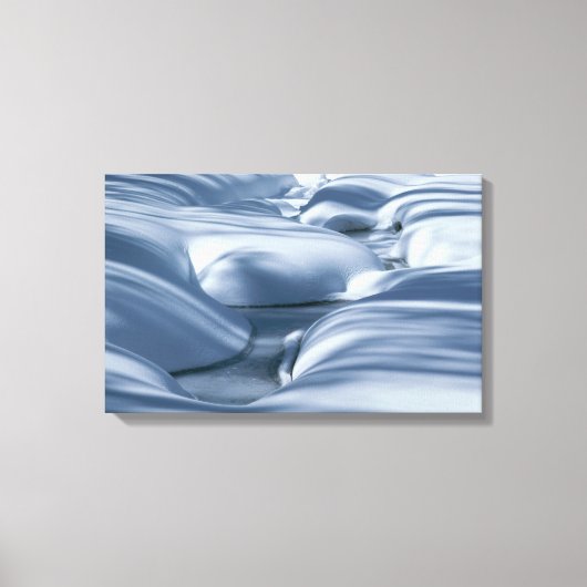 起伏のあるスノーバンクと凍っていストリーム キャンバスプリント (正面)