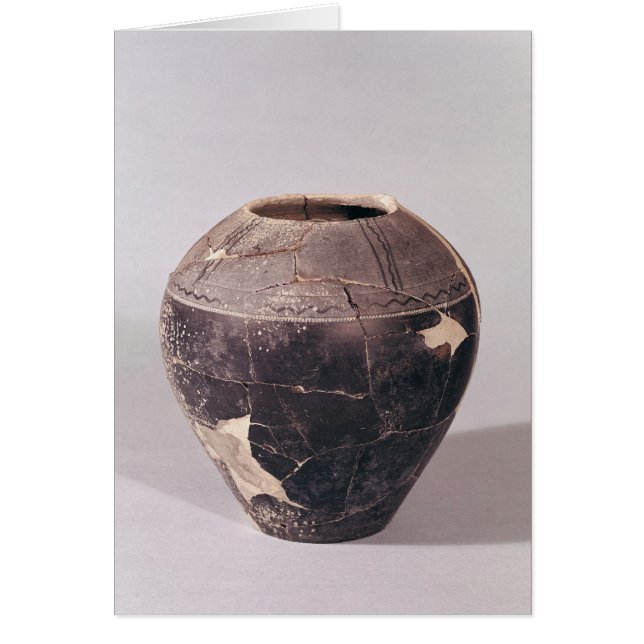 起伏のあるラインと飾られる化粧土のつぼ (正面)