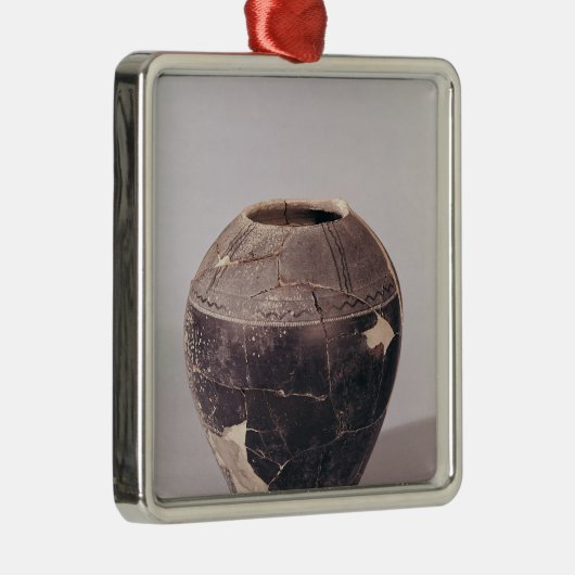 起伏のあるラインと飾られる化粧土のつぼ メタルオーナメント (右)