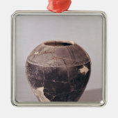 起伏のあるラインと飾られる化粧土のつぼ メタルオーナメント (正面)