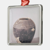 起伏のあるラインと飾られる化粧土のつぼ メタルオーナメント (左)