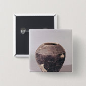 起伏のあるラインと飾られる化粧土のつぼ 缶バッジ (正面&裏面)