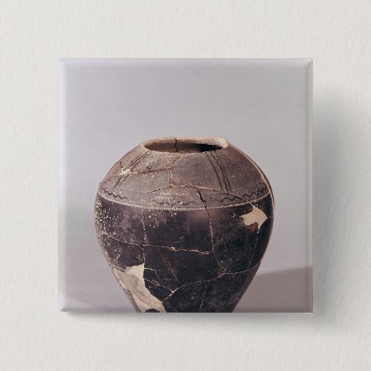 起伏のあるラインと飾られる化粧土のつぼ 缶バッジ (正面)