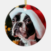 超サイズのサンタハットを搭載した可愛いボストンテリア セラミックオーナメント (正面)