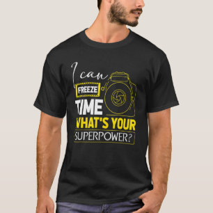 超大国フォトグラファーのカメラをフリーズ Tシャツ