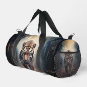 超本物の森の中の古い黒とオレンジの虎 ダッフルバッグ (右コーナー)