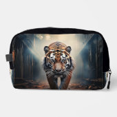 超本物の森の中の古い黒とオレンジの虎 ドップキット (正面)