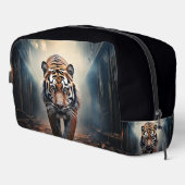 超本物の森の中の古い黒とオレンジの虎 ドップキット (右コーナー)