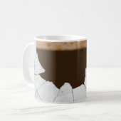 超現実的なマグ。 不可能な割れたおよび粉砕される コーヒーマグカップ (正面左)