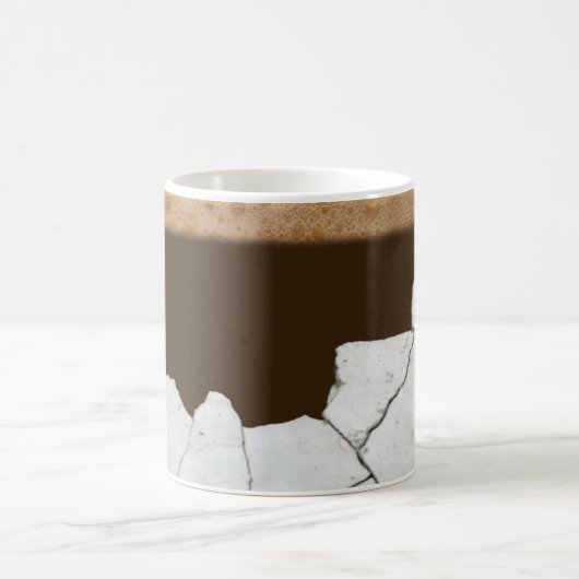 超現実的なマグ。 不可能な割れたおよび粉砕される コーヒーマグカップ (中央)