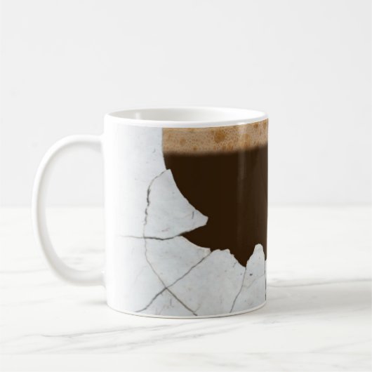 超現実的なマグ。 不可能な割れたおよび粉砕される コーヒーマグカップ (左)