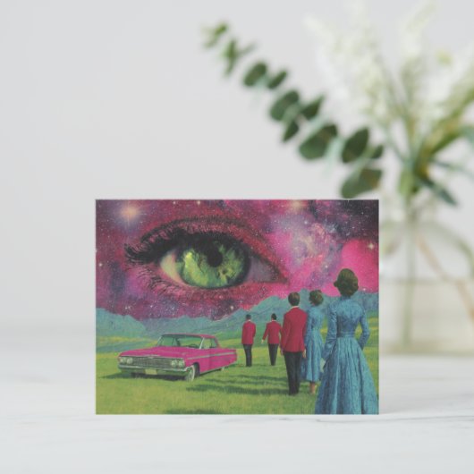 超現実的なレトロ人と車と緑の目 ポストカード (スタンド正面)