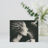 超現実的な女性とビーモーニングコーヒー白黒 ポストカード (スタンド正面)