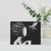 超現実的な女性とビーモーニングコーヒー ポストカード (スタンド正面)