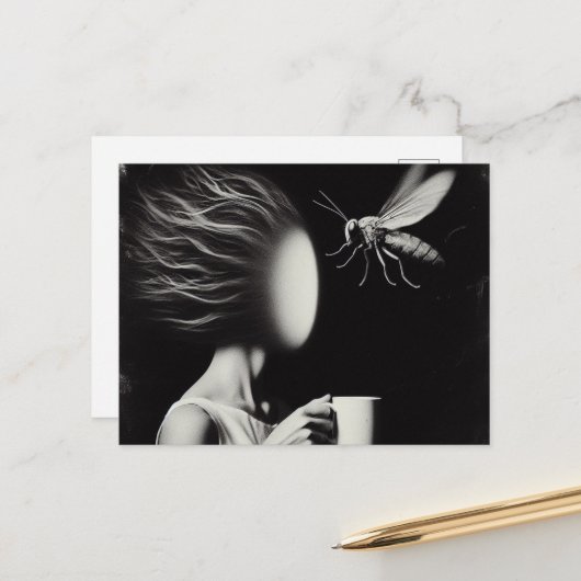 超現実的な女性とビーモーニングコーヒー ポストカード (正面/裏面インサイチュ)