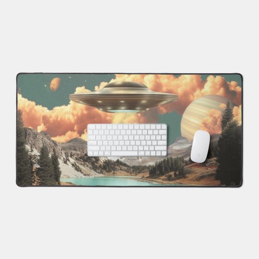 超現実的な山の湖の上のUFOと惑星 デスクマット (キーボード&マウス)