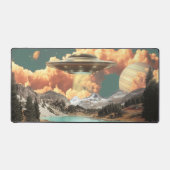 超現実的な山の湖の上のUFOと惑星 デスクマット (正面)