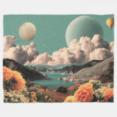 超現実的な山の風景と惑星と雲 フリースブランケット (正面(横))