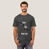 超現実的な監視カメラの鳩 カスタマイズ可能 Tシャツ (正面フル)