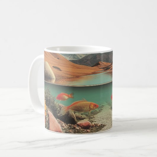 超現実的な砂漠と金魚の湖 コーヒーマグカップ (正面左)