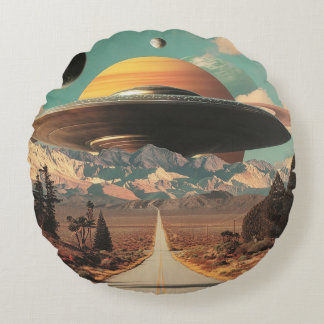 超現実的な風景と道路、UFOと土星 ラウンドクッション