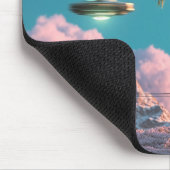 超現実的なUFOとヤシの木の山の風景 マウスパッド (コーナー)