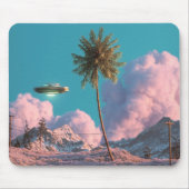 超現実的なUFOとヤシの木の山の風景 マウスパッド (正面)