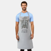 超自然的な「ハンター・インサイド」胸郭グラフィック エプロン (着用した状態)