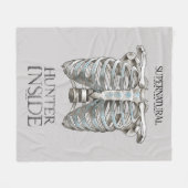 超自然的な「ハンター・インサイド」胸郭グラフィック フリースブランケット (正面(横))