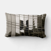 超高層ビルのセピア色front/b&wはプリントの枕を支持します ランバークッション (裏面)