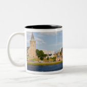 趣のある町インヴァネスのスカイラインと川 ツートーンマグカップ (左)