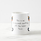 趣のある「机の上のものを落とした」顔 コーヒーマグカップ (中央)