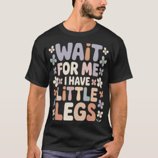 足が短いから待ってね 可愛い・面白い 英語の格言デザイン Tシャツ