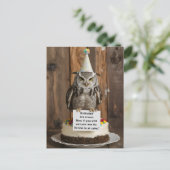 足でメモを持つ誕生日ケーキの上に立つ ポストカード (スタンド正面)