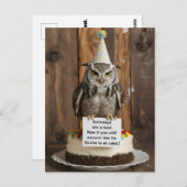 足でメモを持つ誕生日ケーキの上に立つ ポストカード (正面/裏面)