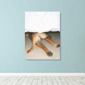 足とベッドの下に隠されたイエロー・ラブラドール・レトリーバー犬の尾 キャンバスプリント (インサイチュ (ウッドフロア))